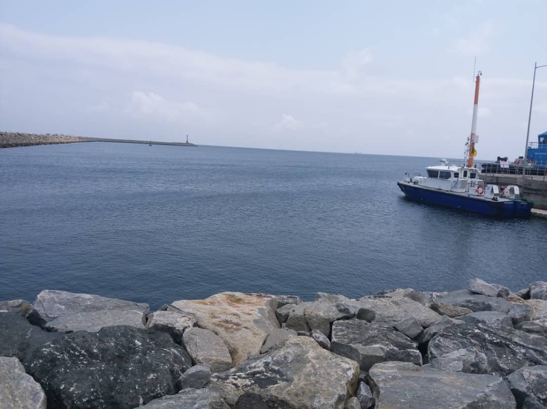 Vue sur la digue et le bassin du port de Kribi au Cameroun